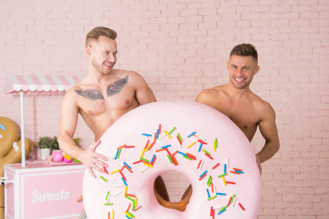 deux garçons gays avec un donut